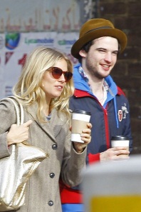 Sienna Miller es mayor por 4 años que el padre de su hijo.